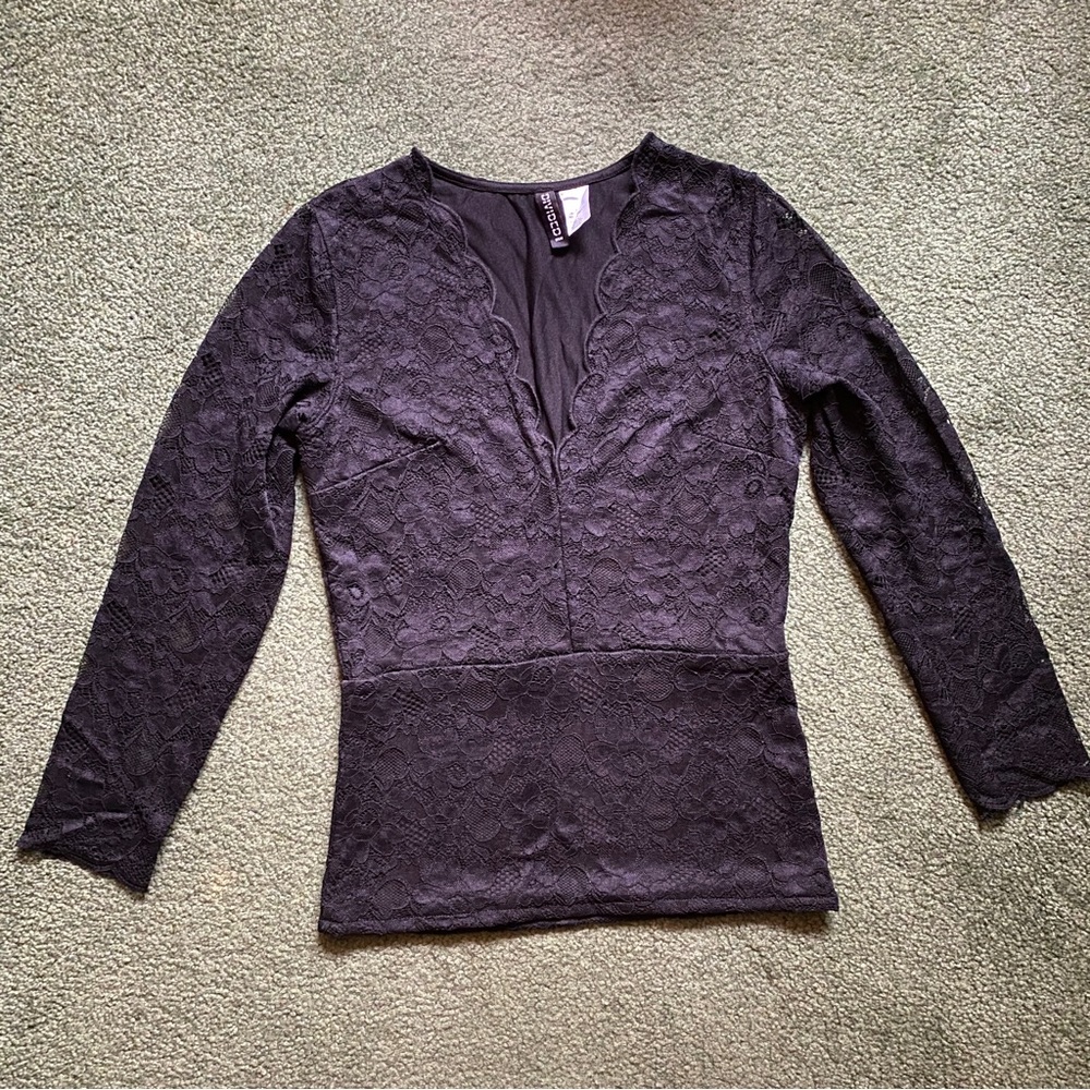 H&M Black Lace Scallop V-Neck 3/4 Sleeve Top
Size 4 - Fits XXS/XS